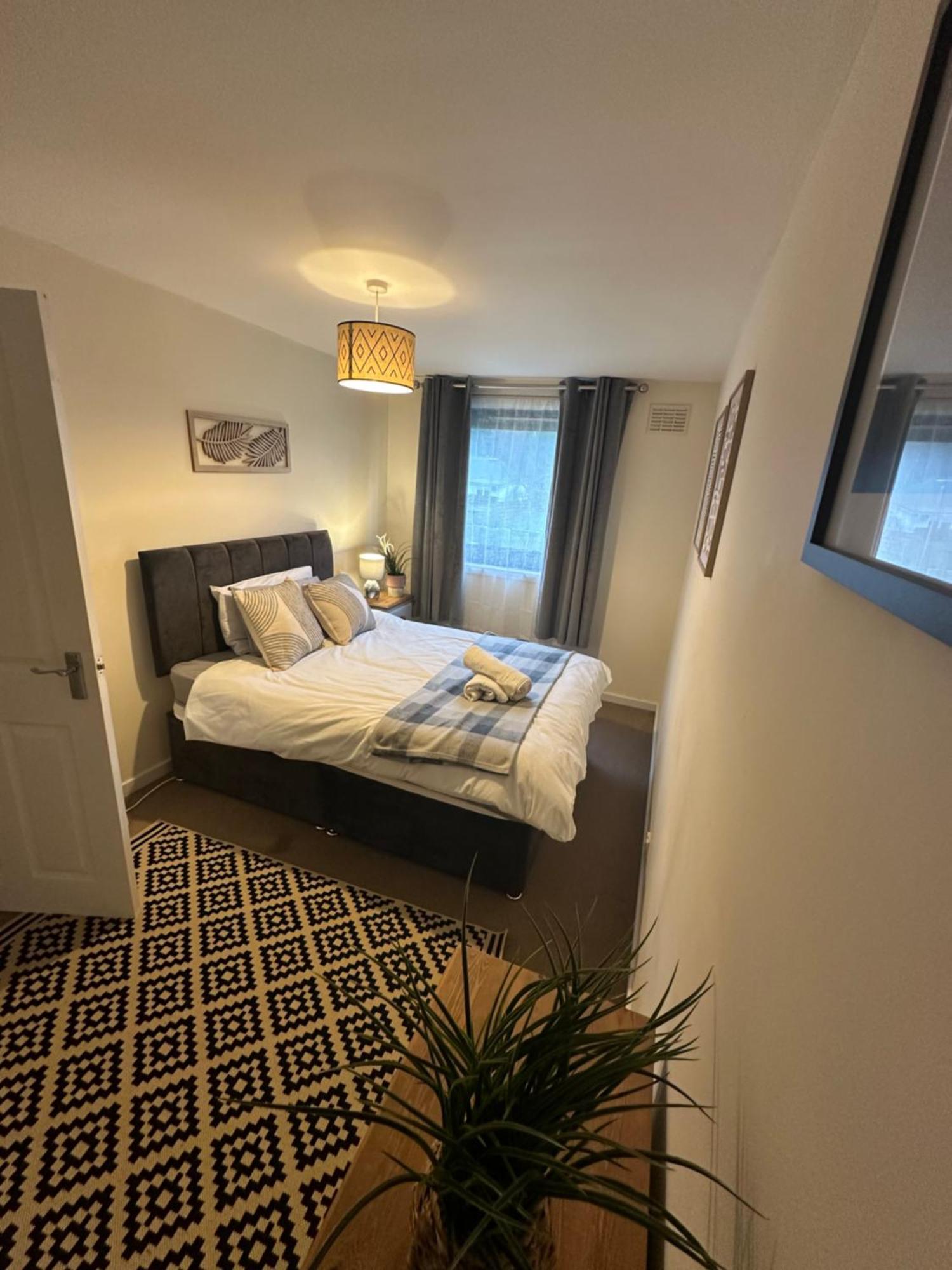 Spacious 3 Bedroom Flat Close To City Center Dalneigh Kültér fotó